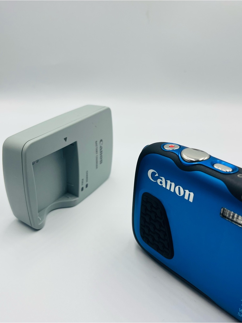Canon PowerShot D30 Rugged Digital Camera - Blue - Picture 3 of 16